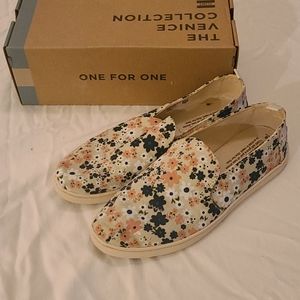 Tom's EUC canvas shoes, sz 8w